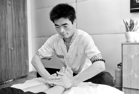足浴技师的生活:月薪两千元 一双双脚洗出来