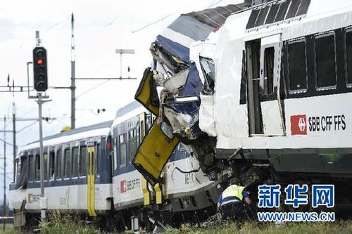 瑞士火车相撞事故造成35人受伤(图)
