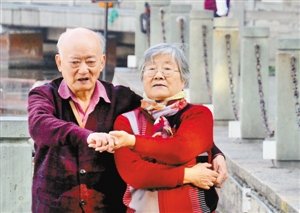 60岁以上老人人口_我国60岁以上老人已占总人口的16.1