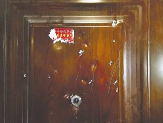 房门上多处被破坏的痕迹清晰可见 摄影记者 张士博