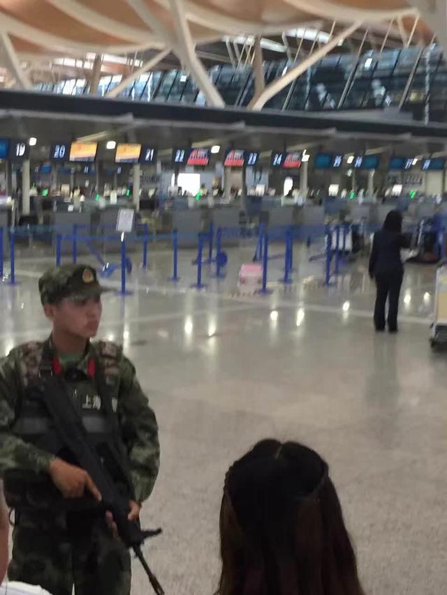 现场目击 浦东机场疑似爆炸 案 航班延误比例达