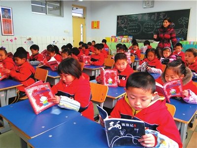 小学生基础阅读书包亮相