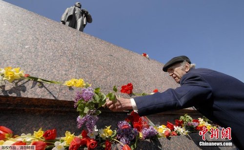 俄罗斯民众纪念列宁诞辰144周年