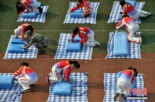 山东<em>聊城大学</em>举办叠被子比赛 大学生比拼叠被