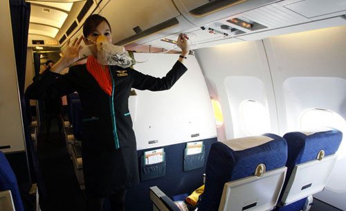 人妖空姐正式亮相泰国航空 美貌服务不输女性