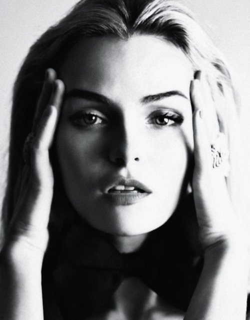 俄<em>美女</em>模特<em>紧身内衣</em>散发致命诱惑(组图)_财经