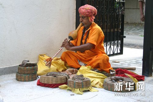 实拍印度的街头艺人