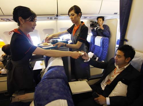 人妖空姐正式亮相泰国航空 美貌服务不输女性