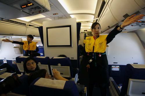 “人妖空姐”正式亮相泰国航空 美貌服务不输女性