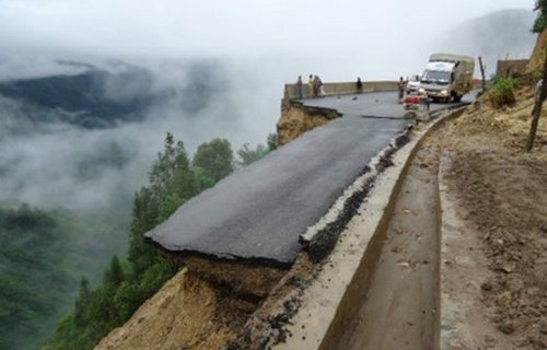 云南红河二级公路通车两月坍塌 官方仍怪雨太