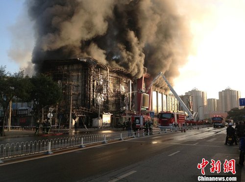 北京石景山一商场发生火灾 现场浓烟滚滚