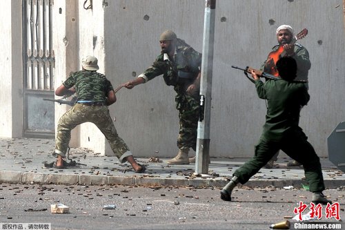 利比亚士兵在激烈交火中<em>弹吉他</em>为同伴鼓劲_财