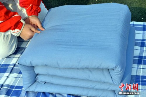 山东<em>聊城大学</em>举办叠被子比赛 大学生比拼叠被