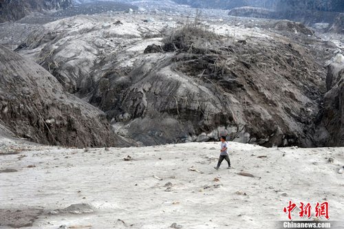 印尼默拉皮火山再度喷出大量火山灰(组图)_财经_腾讯网
