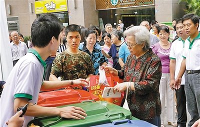 破“垃圾围城”建低碳社区