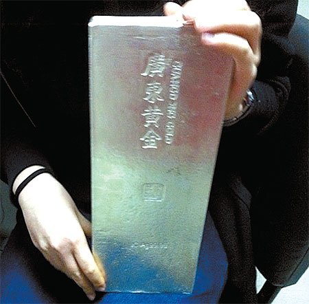 广州市民买30斤白银做枕头 专家分析银价还会