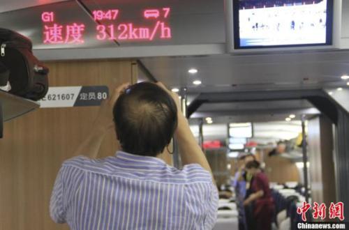 资料图:2011年6月30日15时,备受关注的京沪高铁正式开通运营。中新社发 石岩 摄