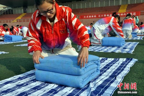 山东<em>聊城大学</em>举办叠被子比赛 大学生比拼叠被