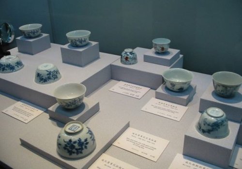 关于成化彩瓷的彩色,《南窑技法》上"笔记"条目说:"成,正,嘉,万俱有池塘钓颜色图片