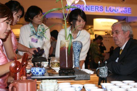 图文:外国友人对中国文化充满兴趣