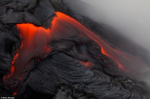 美国摄影师冒险攀夏威夷活火山拍"奇景"(组图)