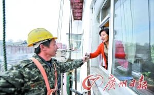 网传搬砖工月薪7000元 蓝领收入高过白领很正