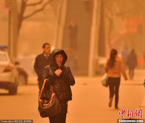 甘肃兰州遭遇扬沙浮尘天气