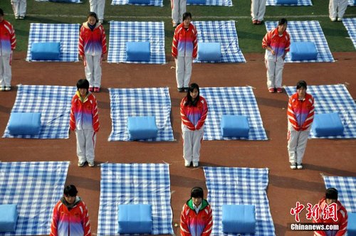 山东<em>聊城大学</em>举办叠被子比赛 大学生比拼叠被