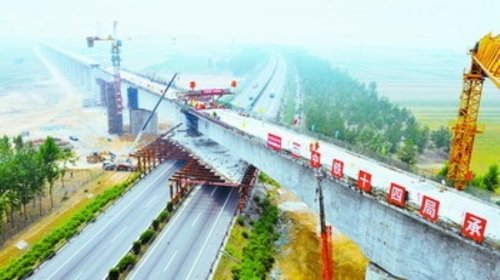 我国高铁最大跨度悬灌梁桥合龙