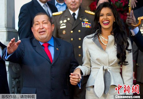 组图:委内瑞拉总统查韦斯接见世界小姐