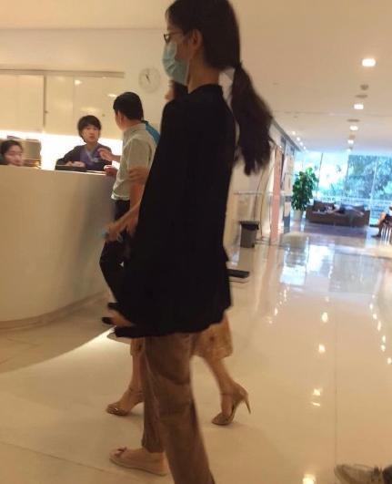 网曝<em>奶茶妹妹现身医院</em>孕检 疑似刘强东陪伴_社