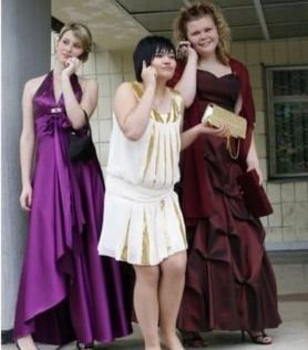 组图:俄罗斯中学女生怎么庆祝毕业