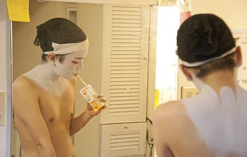 <em>男扮女</em>装!揭秘日本唯一一名男艺妓_财经_腾讯