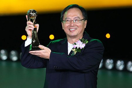 图文:台湾威盛电子陈文琦为HTC王雪红代领奖