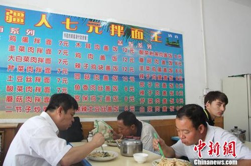 好奇食客品尝7元拌面店主薄利多销称不涨价