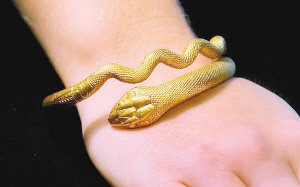 黄金蛇形饰品