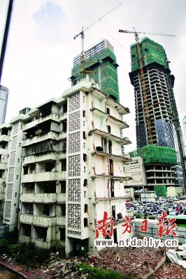 楼房被拆一半留一半 深圳楼半半矗立达半年