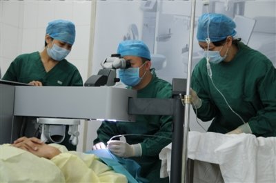 二炮总医院眼科专家正在为近视眼患者做矫正手术.