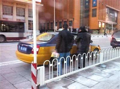 记者调查:北京出租车拒载严重 司机不打表称不