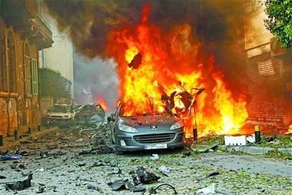 10月19日在黎巴嫩首都贝鲁特的爆炸现场拍摄的一辆起火汽车.