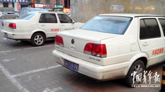 5月17日19时许，太原海世界海鲜广场楼下，4辆印有“中国大地保险查勘定损车”标志的白车停泊着，车牌号分别为：晋A AE608、晋A AF957、晋A NF643和晋A Y3979。实习生崔建伟摄