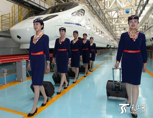 镜头实拍新疆高铁上的迷人动姐