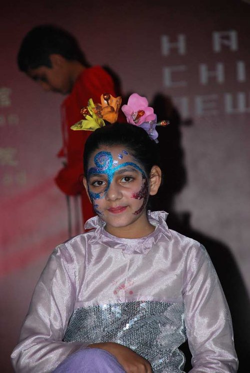 巴基斯坦儿童表演服装秀 庆祝中国春节