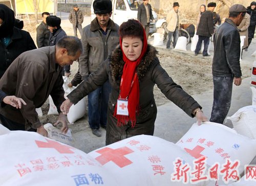 红十字会工作人员为群众发放面粉(图)