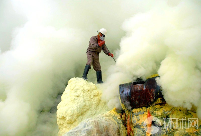 用生命在谋生 印尼火山硫磺采矿工(组图)