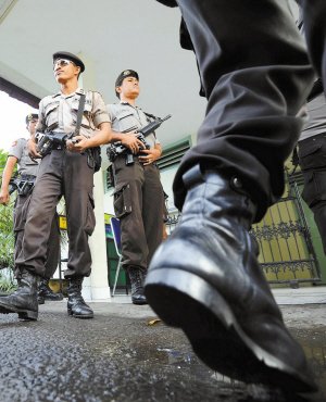 3月19日,在印度尼西亚巴厘岛,警察在突袭之后的医院现场执勤.