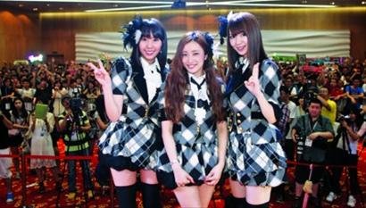 昨日,日本少女人气组合akb48成员藤江丽奈,梅田彩佳,菊地彩香的握手