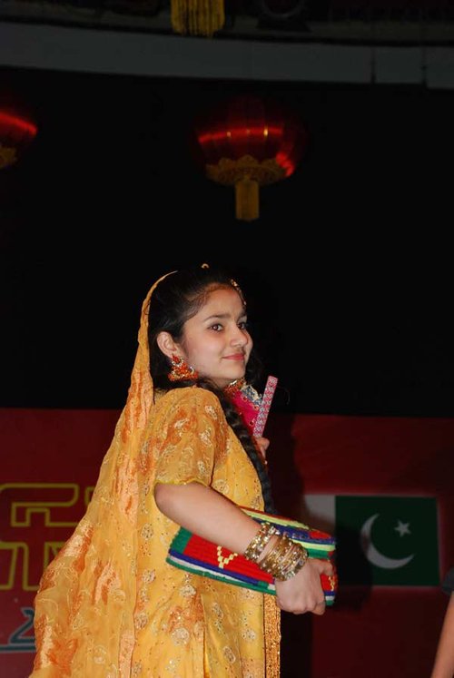 巴基斯坦儿童表演服装秀 庆祝中国春节