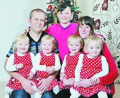 四胞胎姐妹萌照迎圣诞