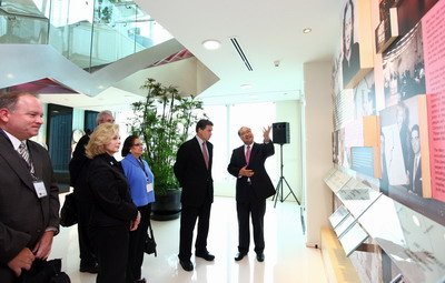 美国德州州长访问玫琳凯